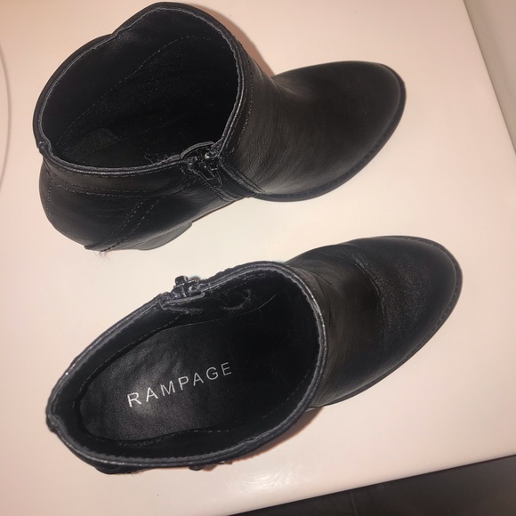 Women’s black booties - Picture 2 of 2